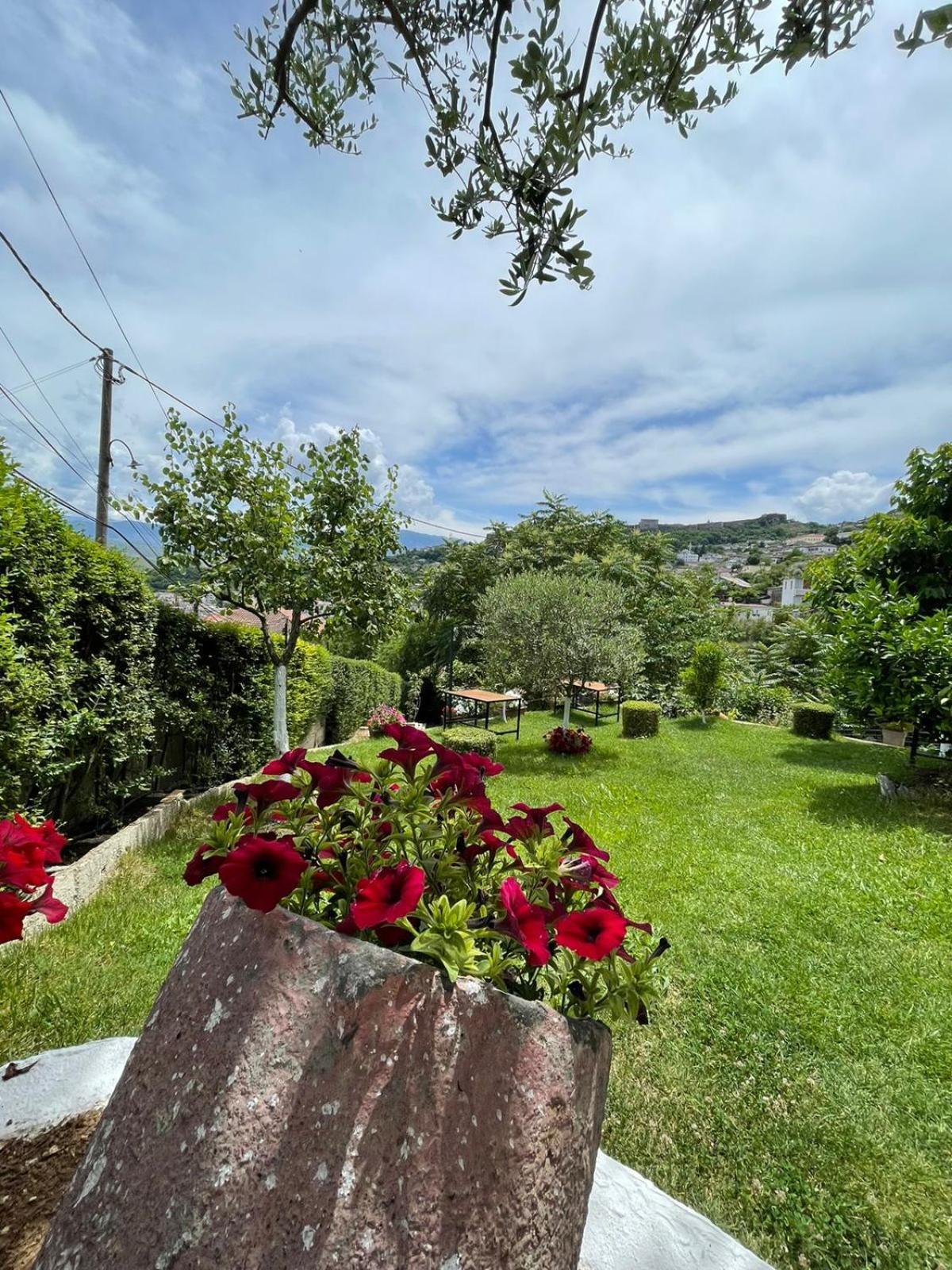 Ilvi Guesthouse Gjirokastër Eksteriør bilde