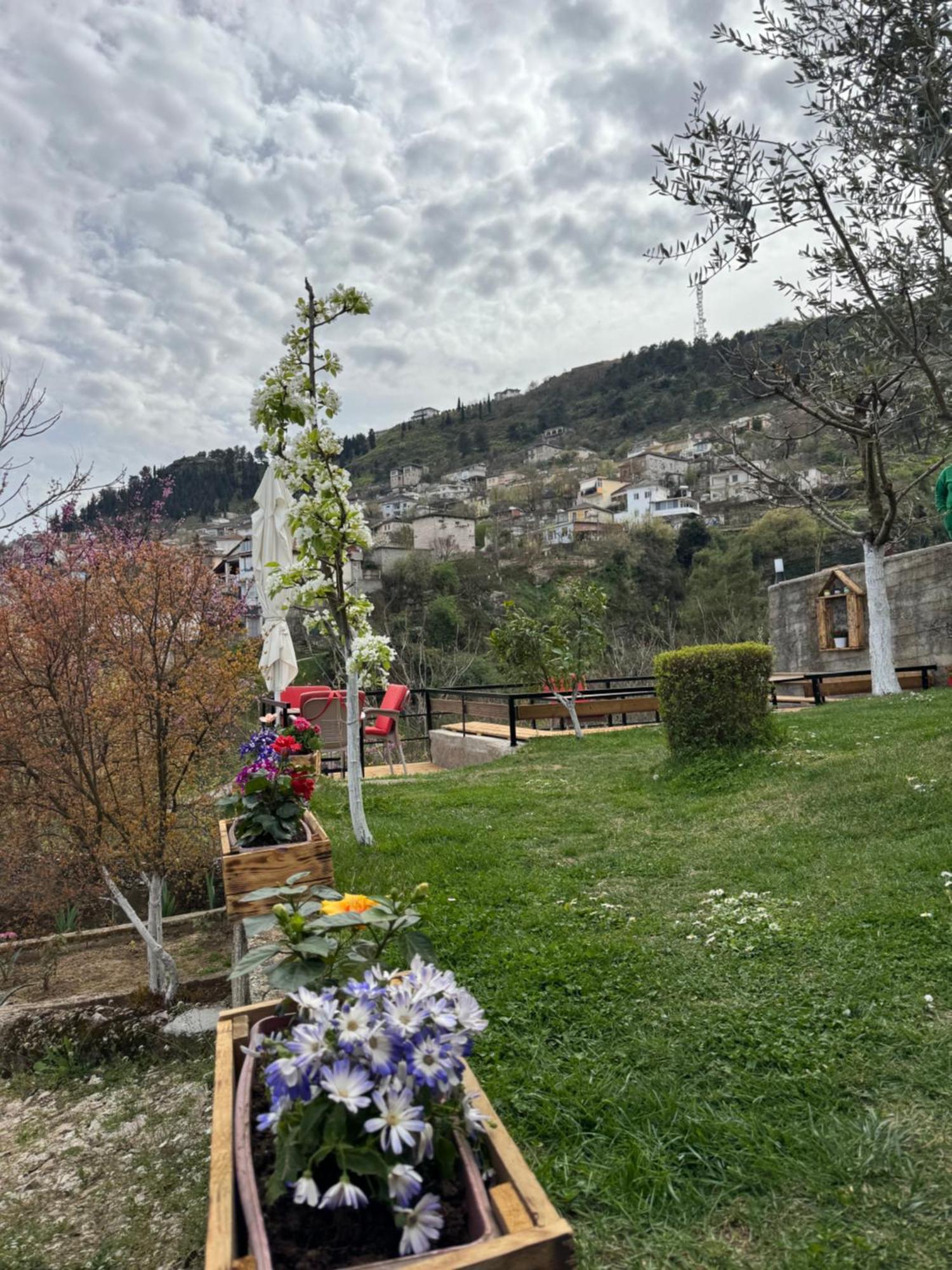 Ilvi Guesthouse Gjirokastër Eksteriør bilde